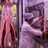 � la 35enne Costantina, a poca distanza, la persona incaricata di lavare le viscere in un lavello